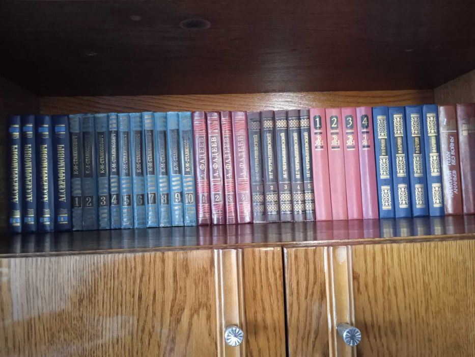 Продам книги - 1 том - 200 тг