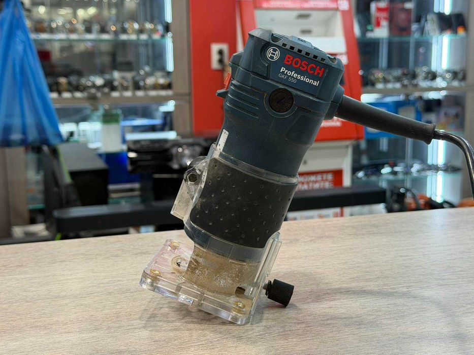 Продавам оберфреза BOSCH Professional GKF 550