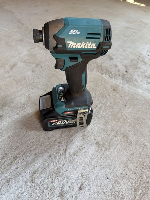 Makita TD003G 40v импакт + 4Ah батерия