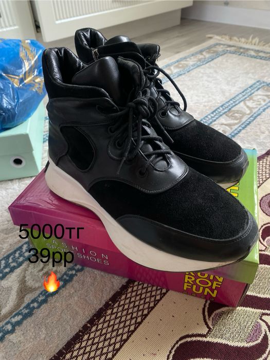 Аяқ киімдер сатылады