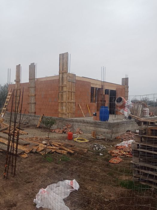 Executam case la rosu