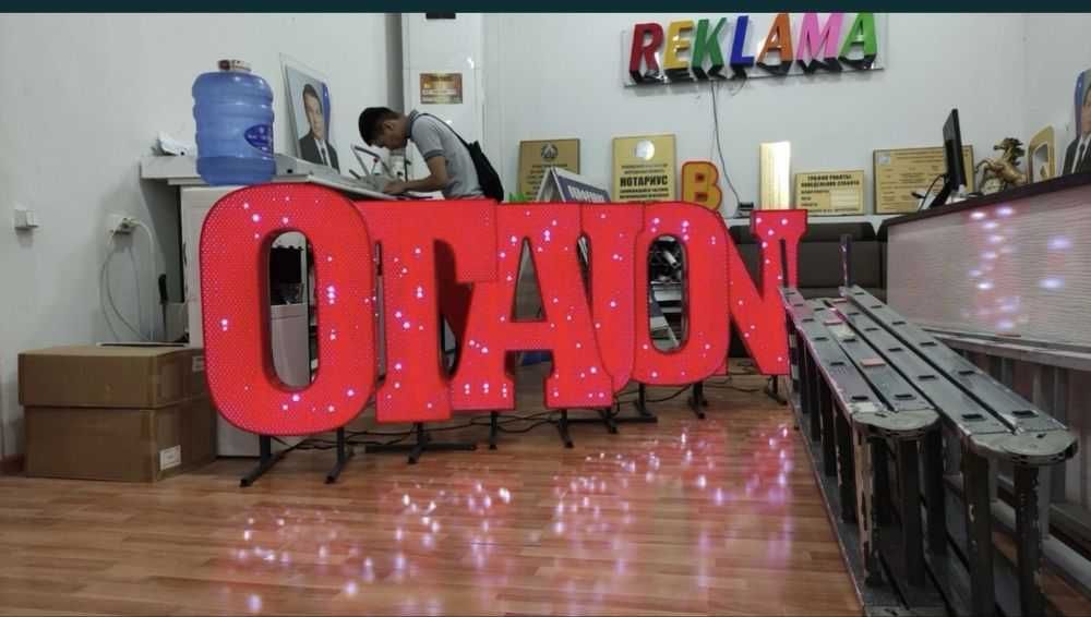 Tashqi reklamaga ishchi