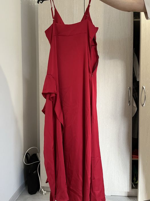 Продам платье красное