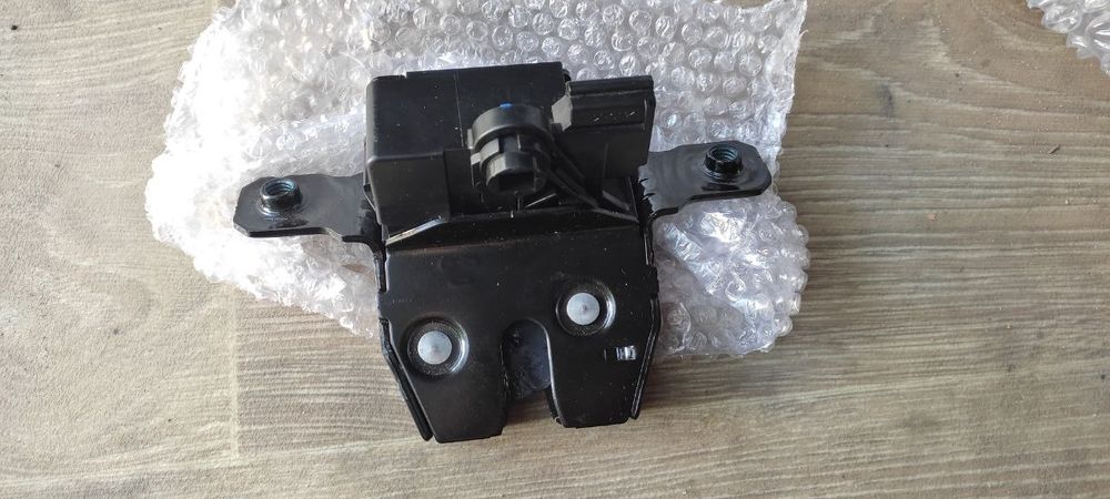 Замок на багажный дверь трекер 2