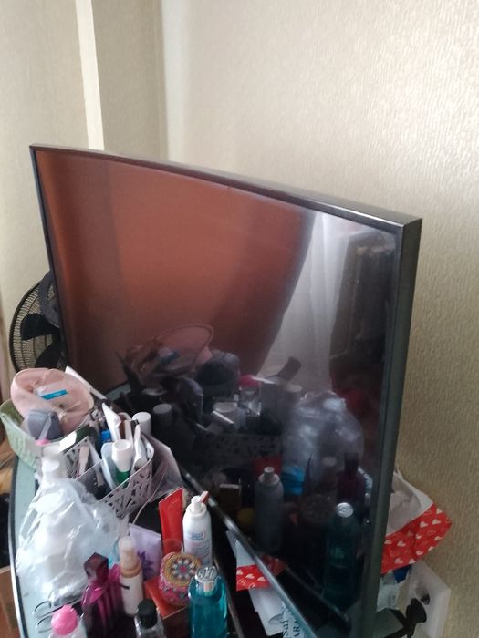 Продам ТВ Samsung изогнутым экраном