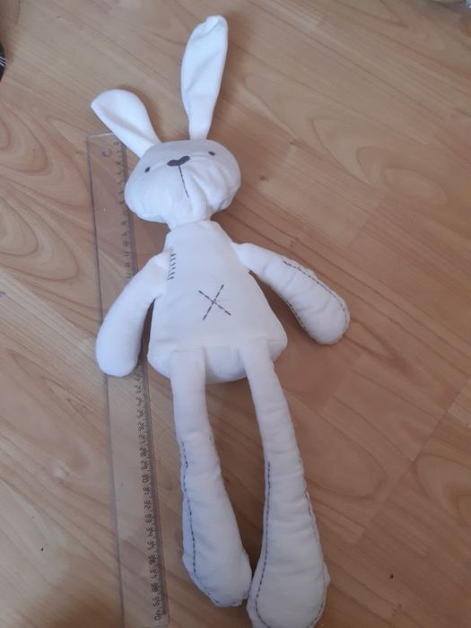 Iepuraş de plush nuantā de alb
