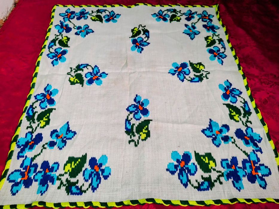 FATA DE MASĂ tradițională,cusută în chelim