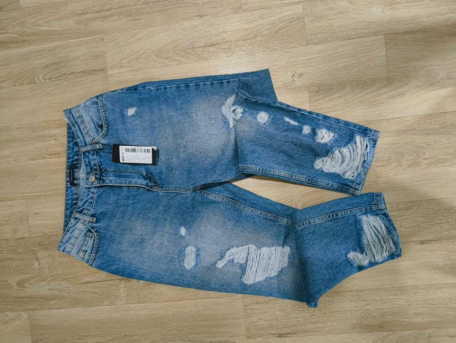 Blugi Mom fit cu rupturi