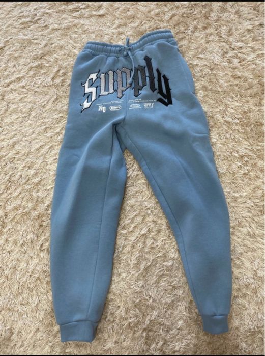 Pantaloni supply demand