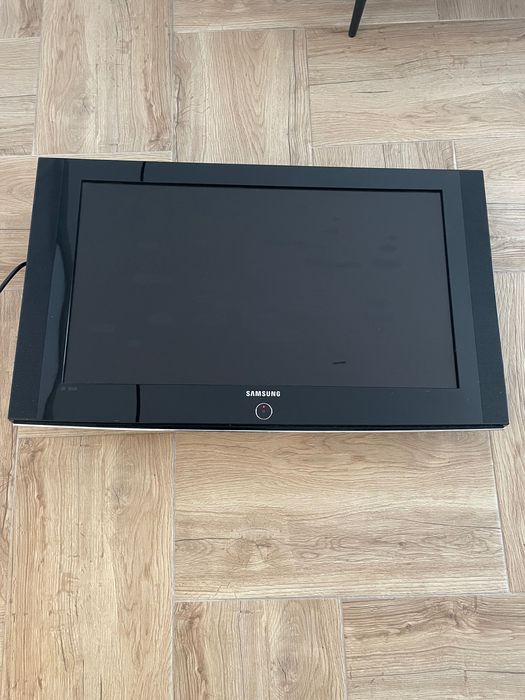 TV Samsung diagonală 82 cu zgârieturi pe ecran