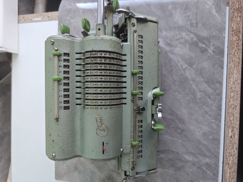 Стар механичен калкулатор Shubert DVR Немски