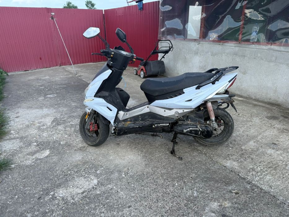 Vând scuter 50cc 2t ân tro stare acceptabil