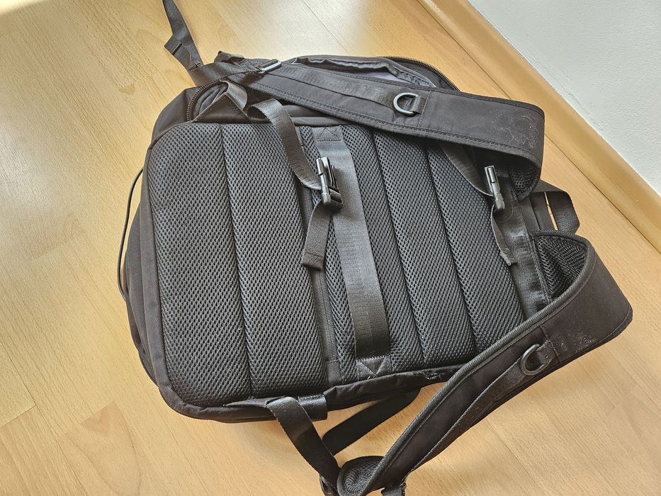 Здравейте, продавам голяма раница с 4 отделения и USB порт