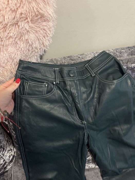 Кожен тъмно зелен панталон с бял кант