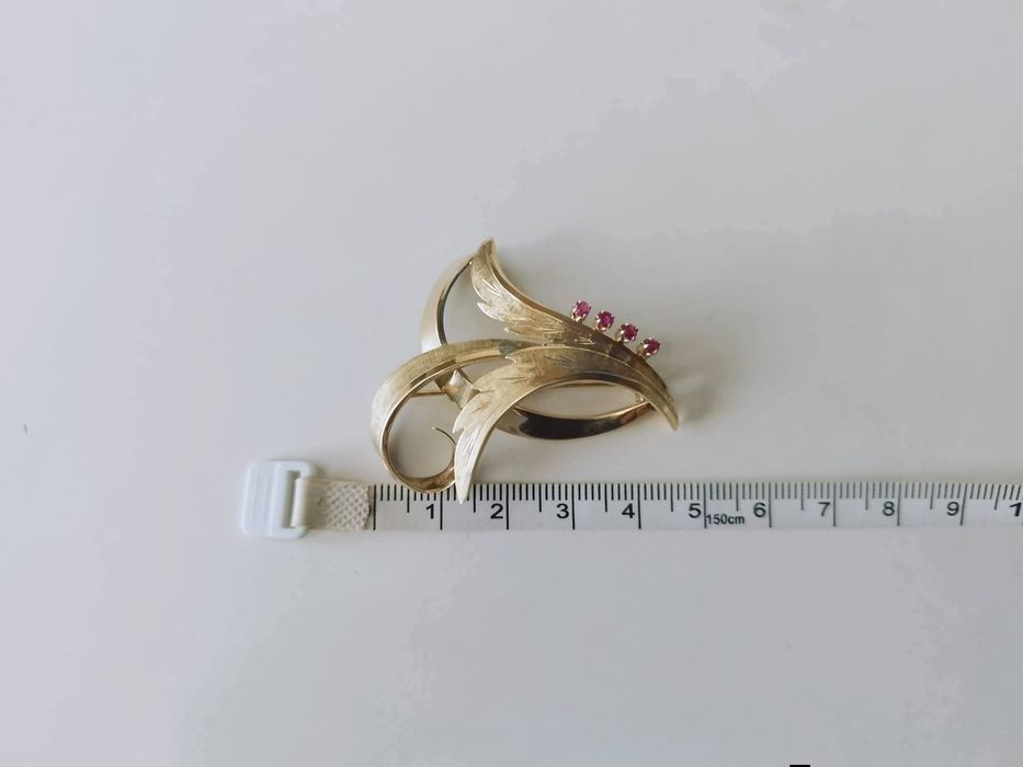 Veche brose din aur de 14K 585, cu pietre rosii rubine
