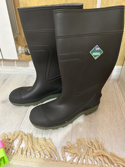 Резиновые сапоги.