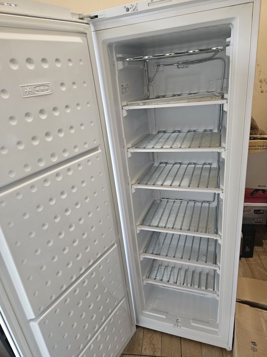 Вертикален фризер Wasco 222 л, работещ, с леки външни забележки