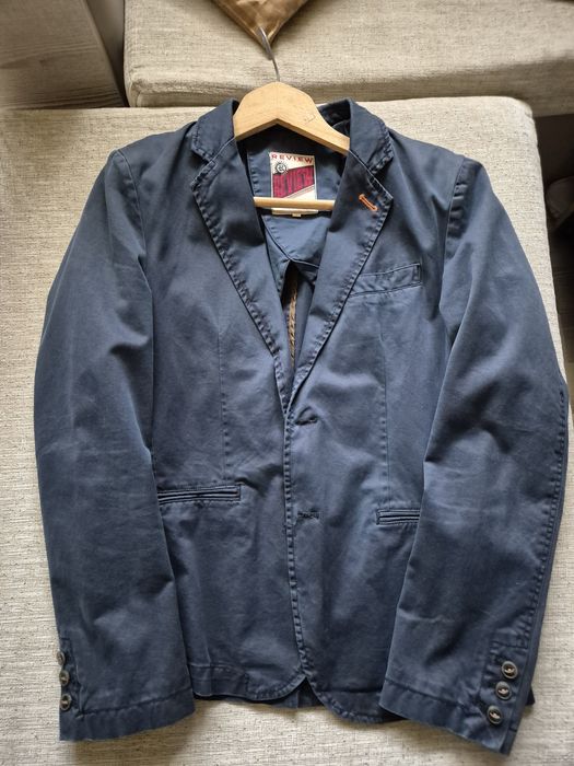 Тъмносиньо, спортно, мъжко сако.