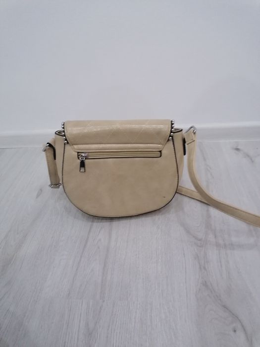 Дамска чанта - бежов цвят