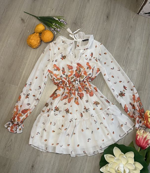 Елегантна рокля с цветя, с леко отворено деколте на гърба.