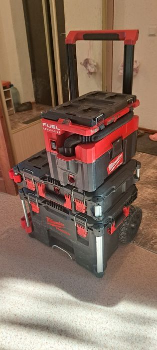 Milwaukee шуруповерт, чемоданы,  пылесос