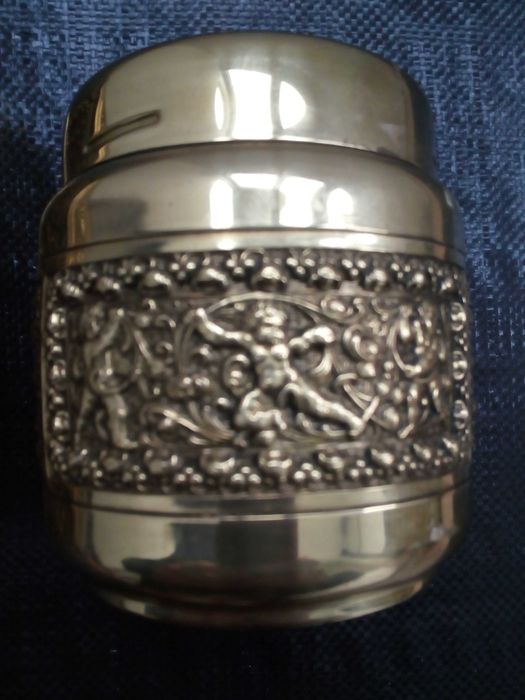 Продавам котия за бижута и друга кам нея Бронзови с Ангели по тях