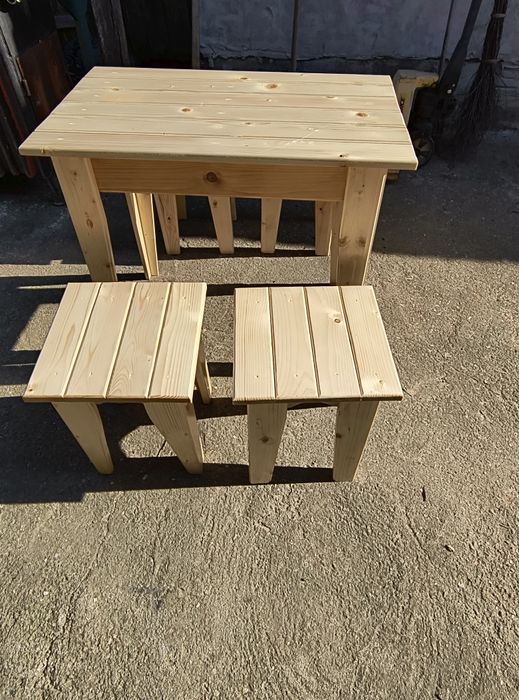 Masa și scaune din lemn de brad