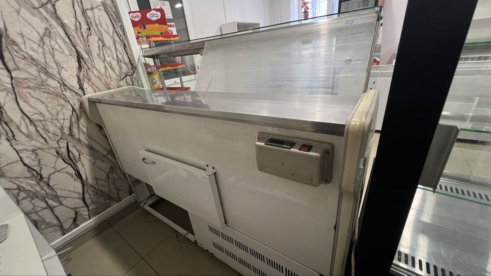 Продам холодильные витрины и холодильный ларь