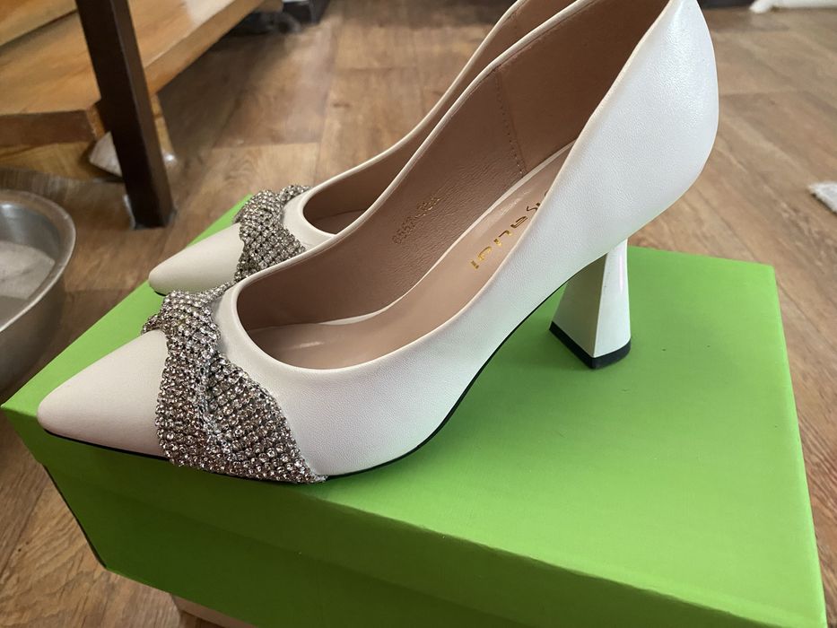 Продам туфли белые