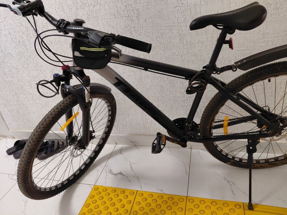 Велосипед черно серого окраса Tians