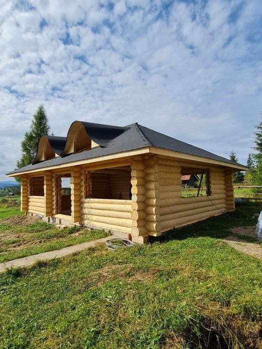 Foișoare și cabane din lemn rotund busteni