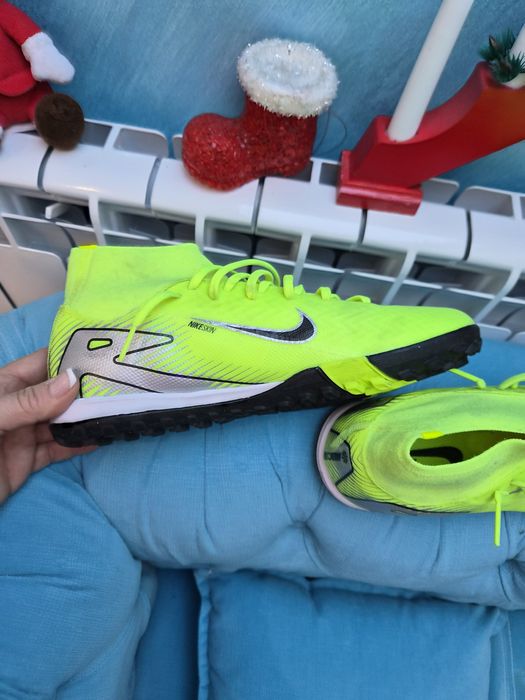 Продавам футболни обувки за момче