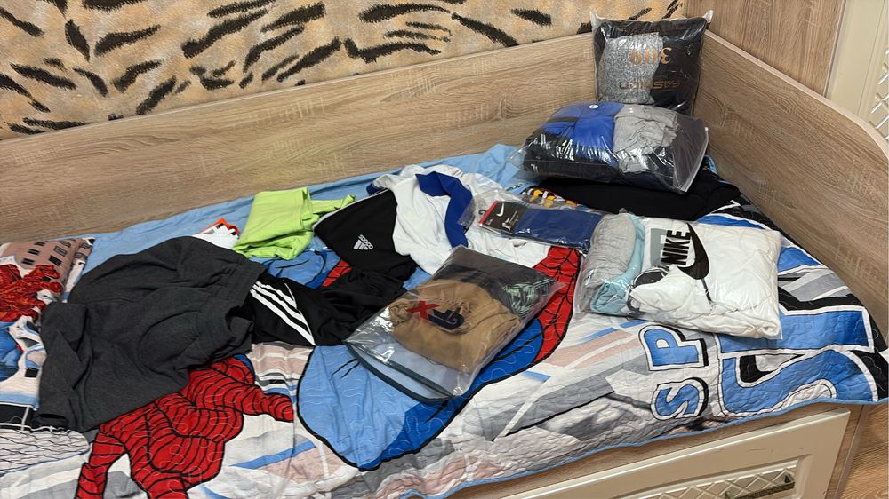 продается много мужской одежды