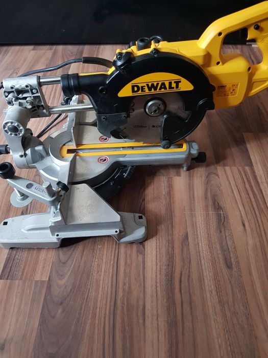 Circular pentru taieri înclinate Dewalt DWS 774