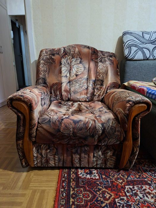 Кресло с широкими подлокотниками