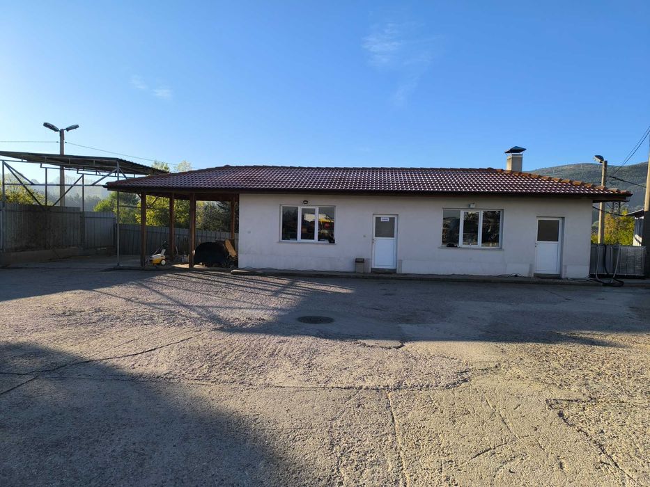 Дава се под наем Промишлена сграда в Перник, Калкас - 5750 кв.м за 5100 € - Снимка #1