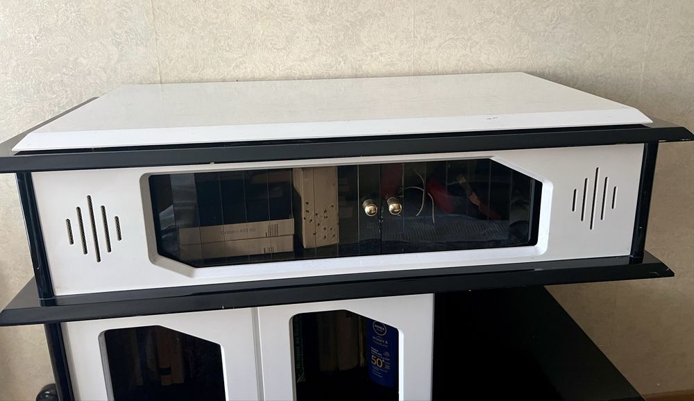 ТВ шкаф от масивно дърво