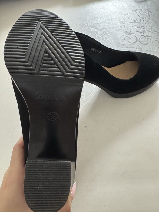 Черные замшевые туфли