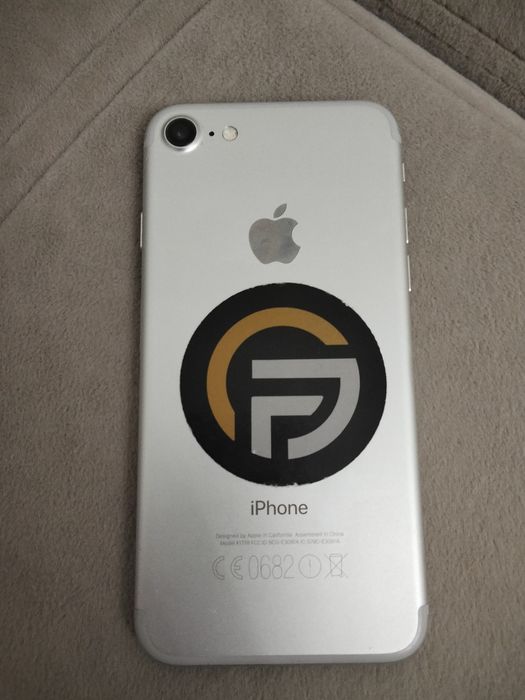 Продам iPhone 7.