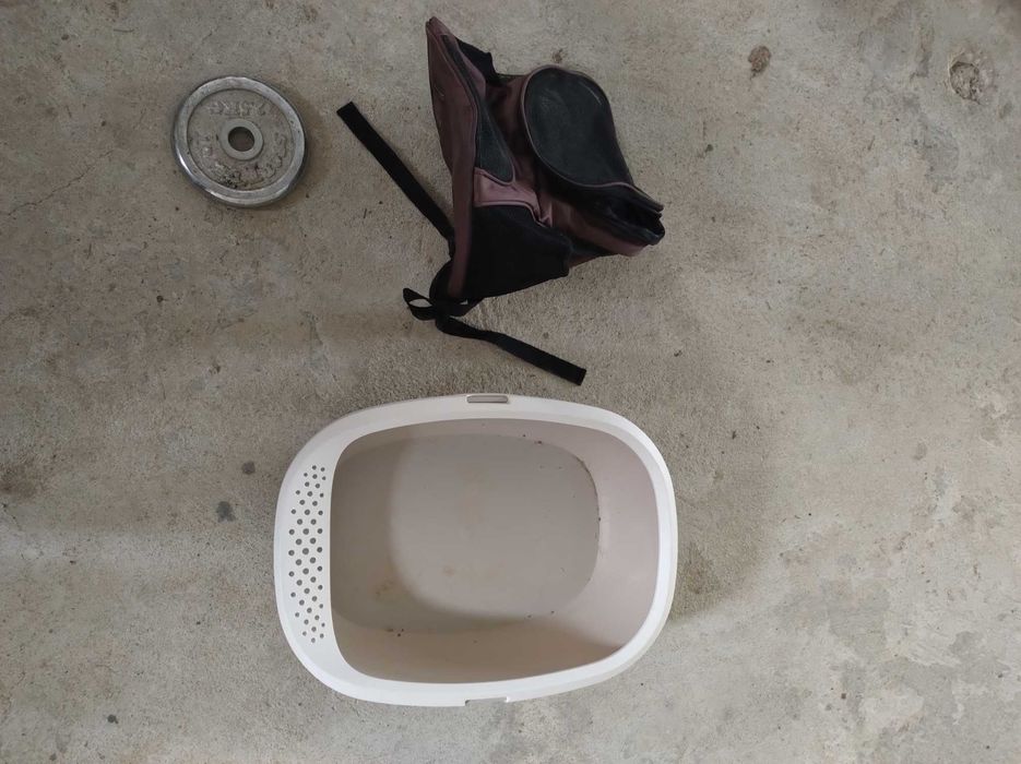 Котешка тоалетна и раница