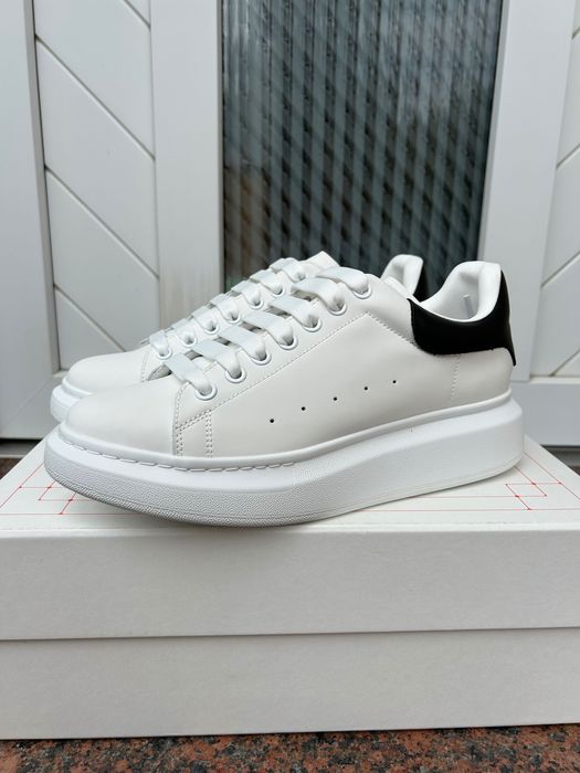 Vând Alexander McQueen