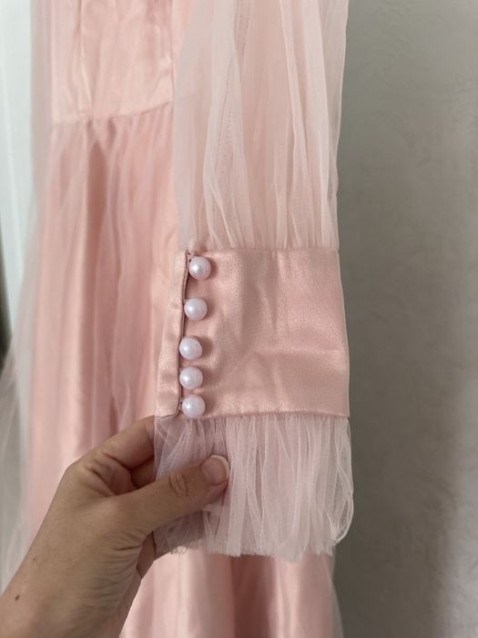 пудрово-розовое платье