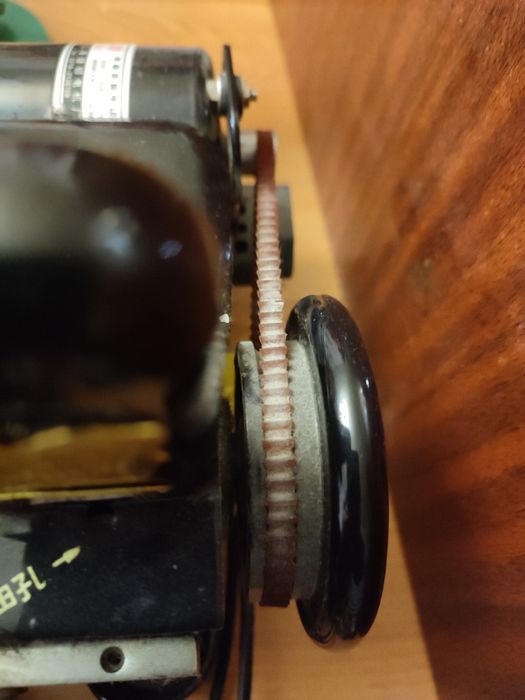 Продам оверлок 51