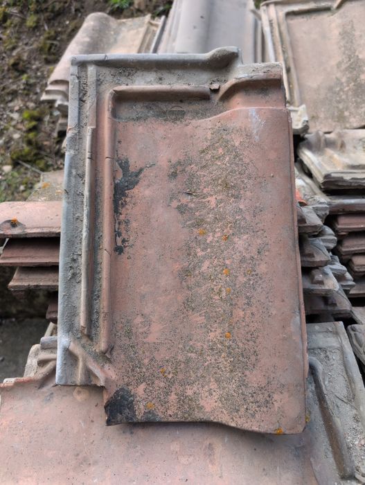 ПОДАРЯВАМ около 2000 керемиди