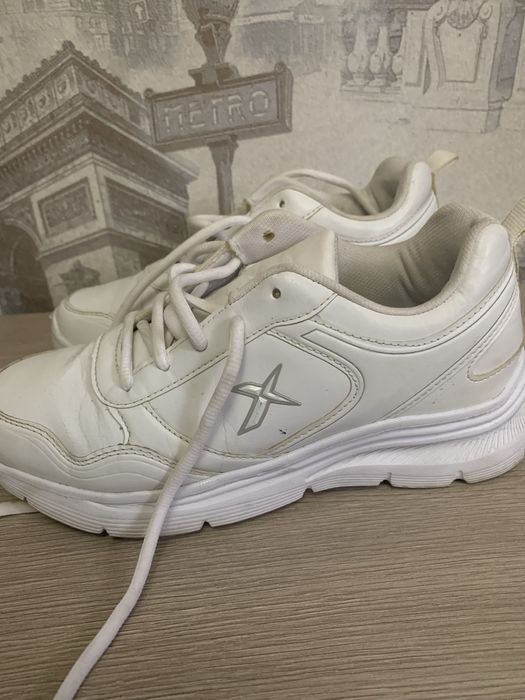 Кроссовки  белые  37