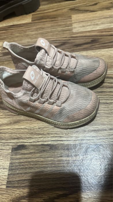 Продаю детские кроссовки