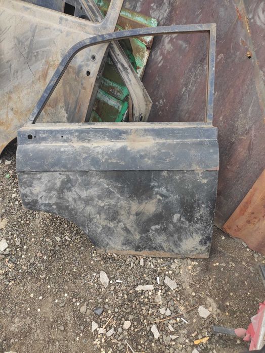 На москвич 412 ,крылья задние,дверь правая задняя