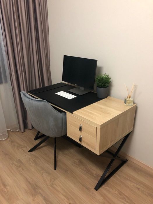 Бюро с метални крака