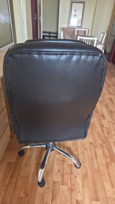 Кожен офис стол.