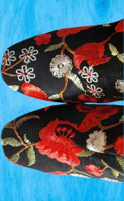 Botine cu toc gros si broderie florala 37